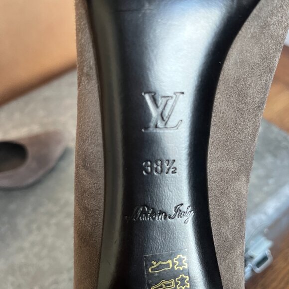 Authentic Louis Vuitton Grey Suede Oh Really pumps with gold lock size 38.5 - Picture 4 of 4